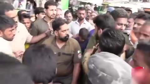 A Police man Abusing to I. G Punjab Pakistan
