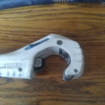 Change Pipe Cutter Blade?