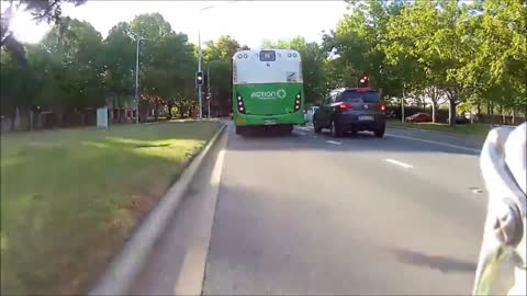 Imprudente conductor de ómnibus casi choca a un ciclista