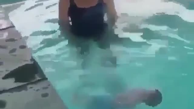 Watch a beautiful child swim🏊♂️🏊♂️🏊♂️