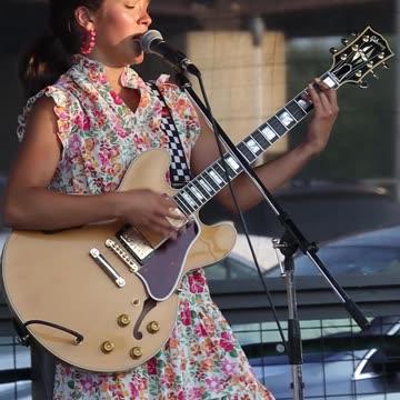 Lilie Collins at sings Gnarls Barkley's Crazy at the Bridge Bar & Restaurant