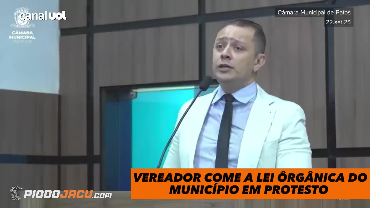 Vídeo: Vereador come papel com a Lei Orgânica do município em protesto