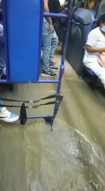 Transcaribe lleno de agua