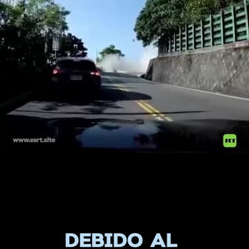 Roca gigante impacta un coche