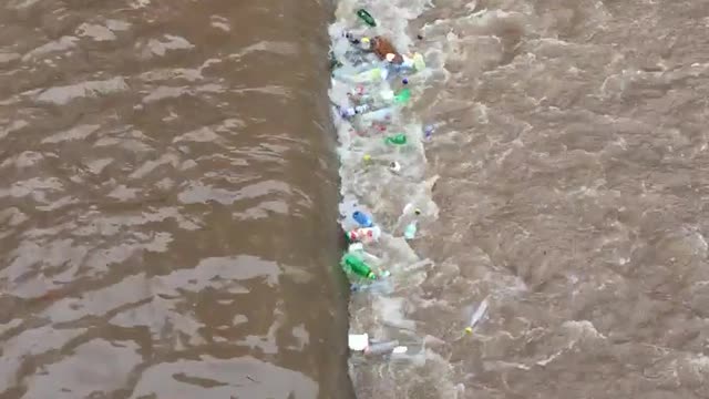 Bottles rolling in the Water
