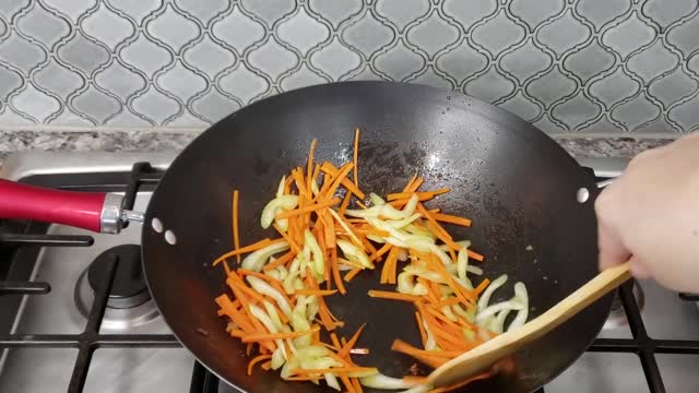 CHICKEN CHOW MEIN | EASY Chicken Chow Mein Recipe | Cooking At Home