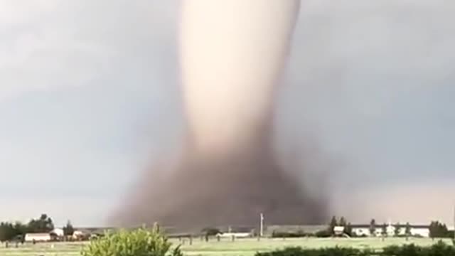 Perfectly smooth tornado in Wyoming!