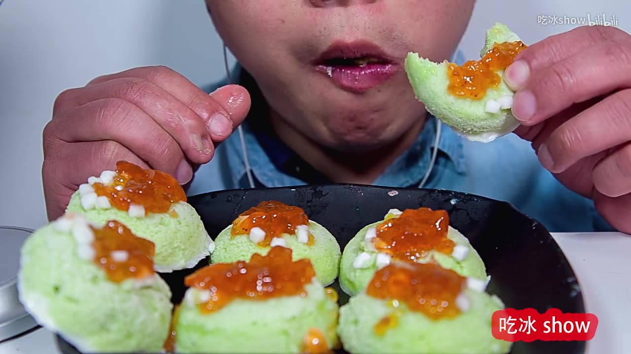 Guy challenged with matcha cake, plus fruit yogurt to freeze ice to eat