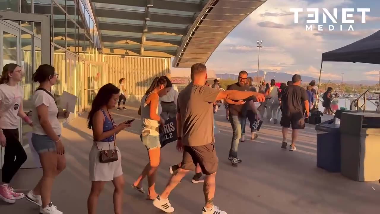 Droves of people leaving 🐪Toes Las Vegas Rally