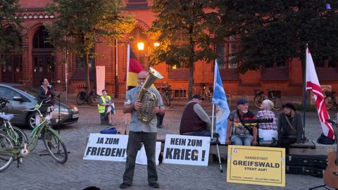 Greifswald - kleine Gesangseinlage - kleine weiße Friedenstaube 26-08-2024