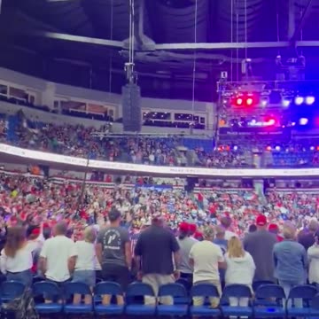 This is what a crowd looks like when it’s for Donald J. Trump.