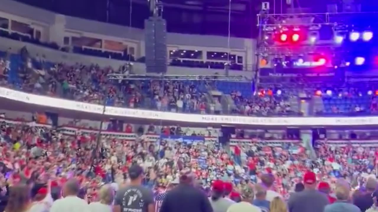 This is what a crowd looks like when it’s for Donald J. Trump.