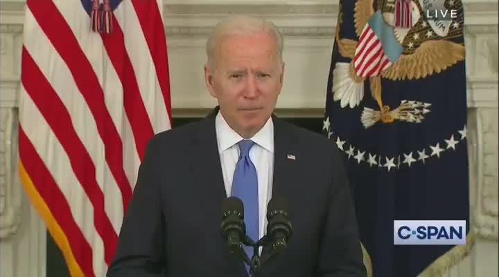 Biden perde feio em luta contra o teleprompter durante discurso sobre desastres.