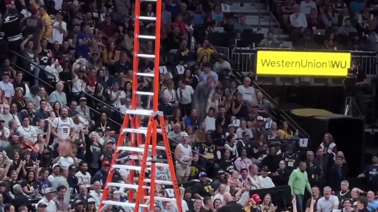 ROCKY ..backwards from the ladder!😯😱 NBA 💪