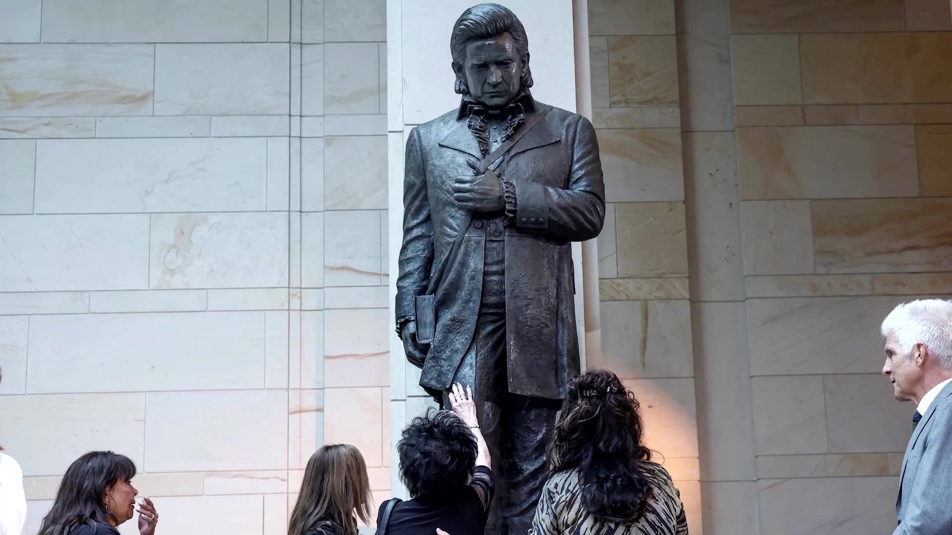 Johnny Cash statue unveiled at U.S. Capitol