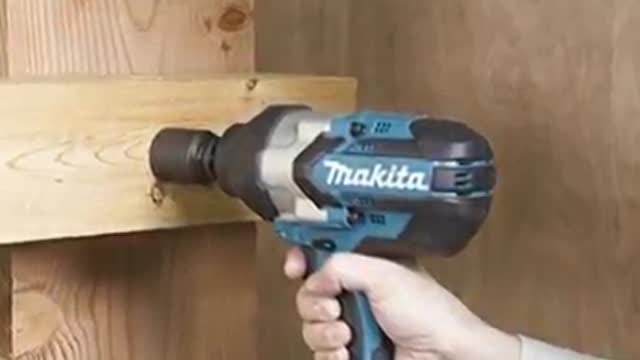 Makita DTW1002RTJ Akku-Schlagschrauber 18 V / 5,0 Ah, 2 Akkus + Ladegerät im MAKPAC, 1600 W, Blau