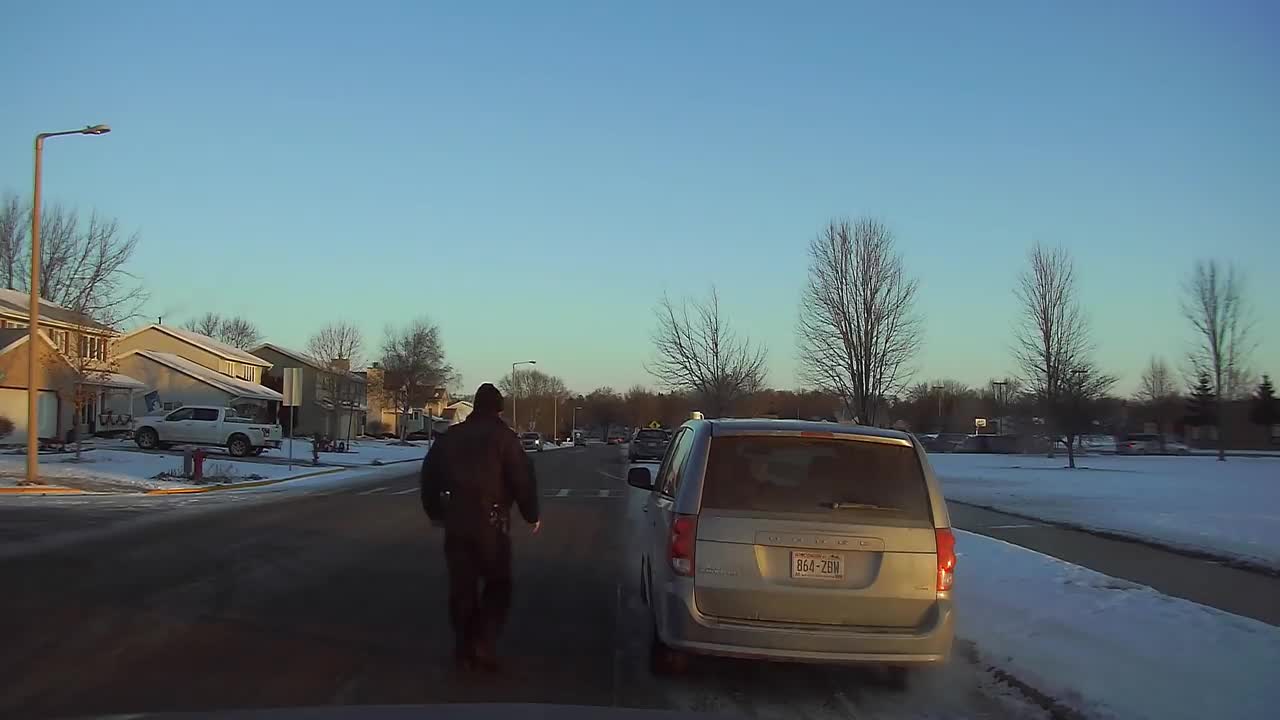 Kind Officer Reminds Driver They Forgot Coffee On Car Roof