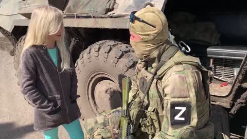 Ukraine War - The little girl came to talk to the Russian military