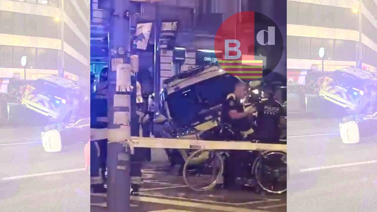 Espectacular accidente de la Guàrdia Urbana en la calle Aragó