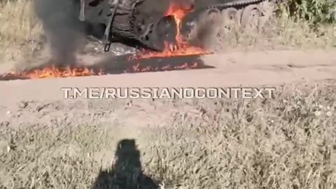 🔥Russian soldier "says goodbye" to his tank.