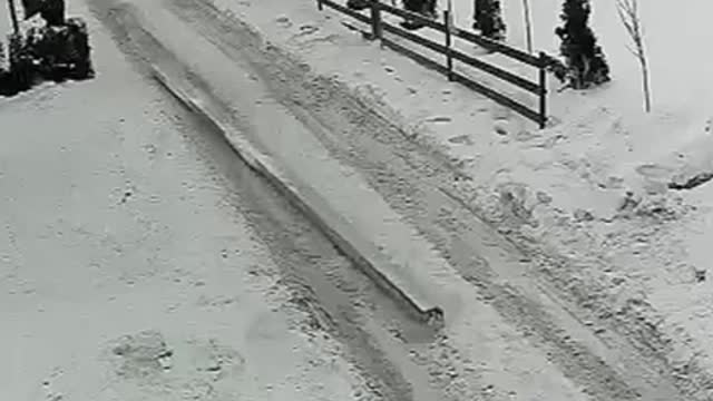 Funny video: Winter riding on an electric pole)