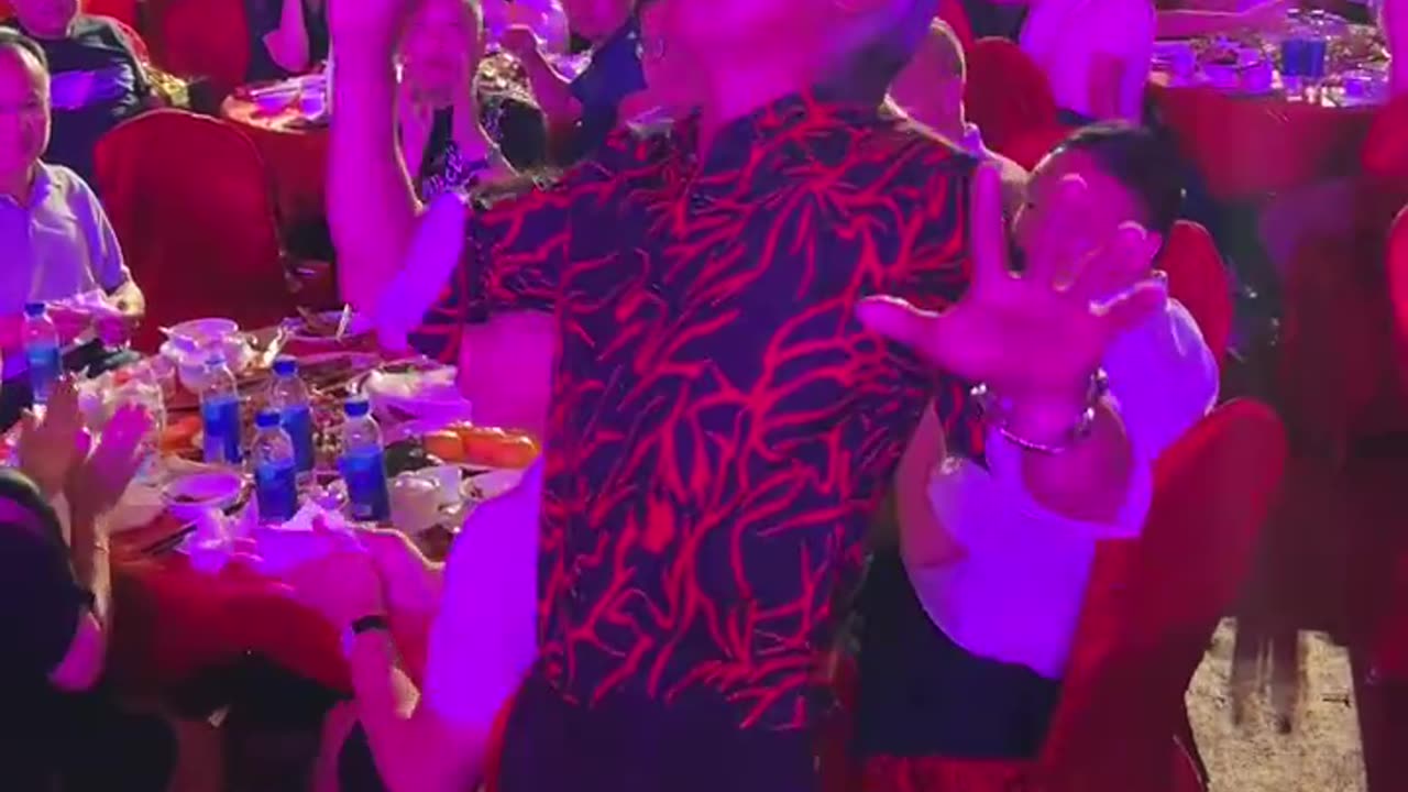 郭富城的舞步， 苏永康的长相，古天乐的肤色，谢贤的身材， 拜登的发型