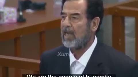 🇮🇶 Saddam Hussein ouve enquanto sua sentença de morte é anunciada em 5 de novembro de 2006.