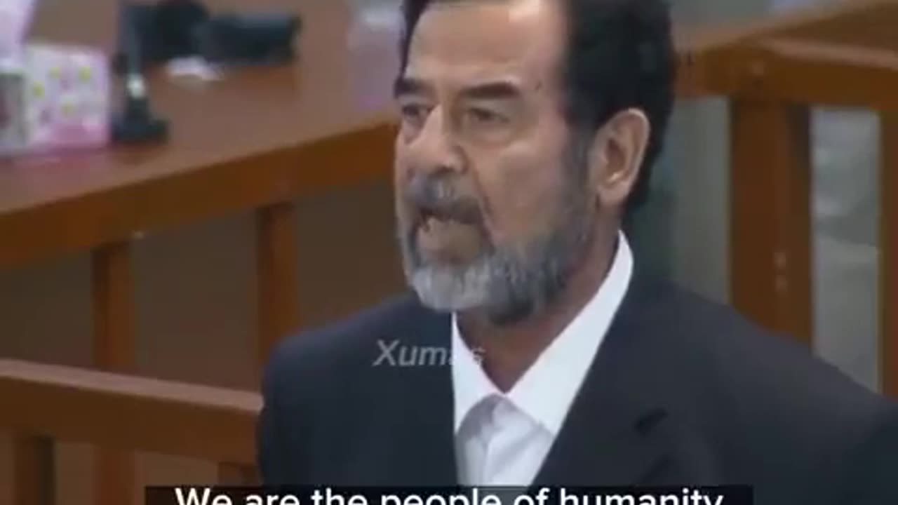 🇮🇶 Saddam Hussein ouve enquanto sua sentença de morte é anunciada em 5 de novembro de 2006.