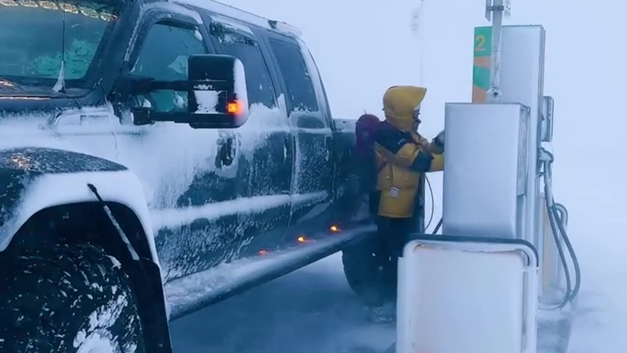 To fill the car with fuel in the coldest time in Iceland