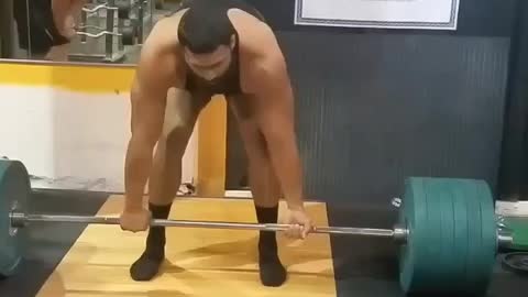 Guy deadlifts 600 pounds