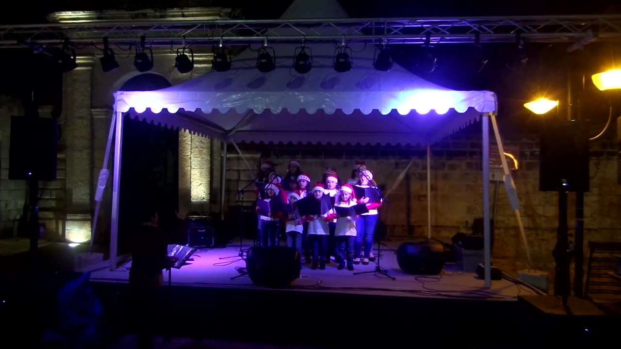 Kinder singen auf dem Weihnachtsmarkt in Mellieha