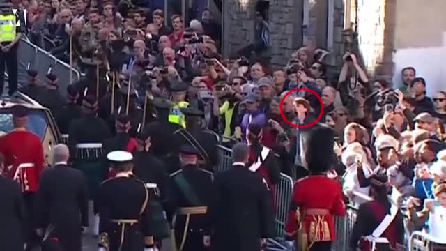 Prince Andrew heckled by a anti pedophile protester amid queen’s coffin procession..