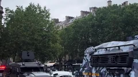 Qatari military armoured vehicles circulate in the streets of Paris 👀