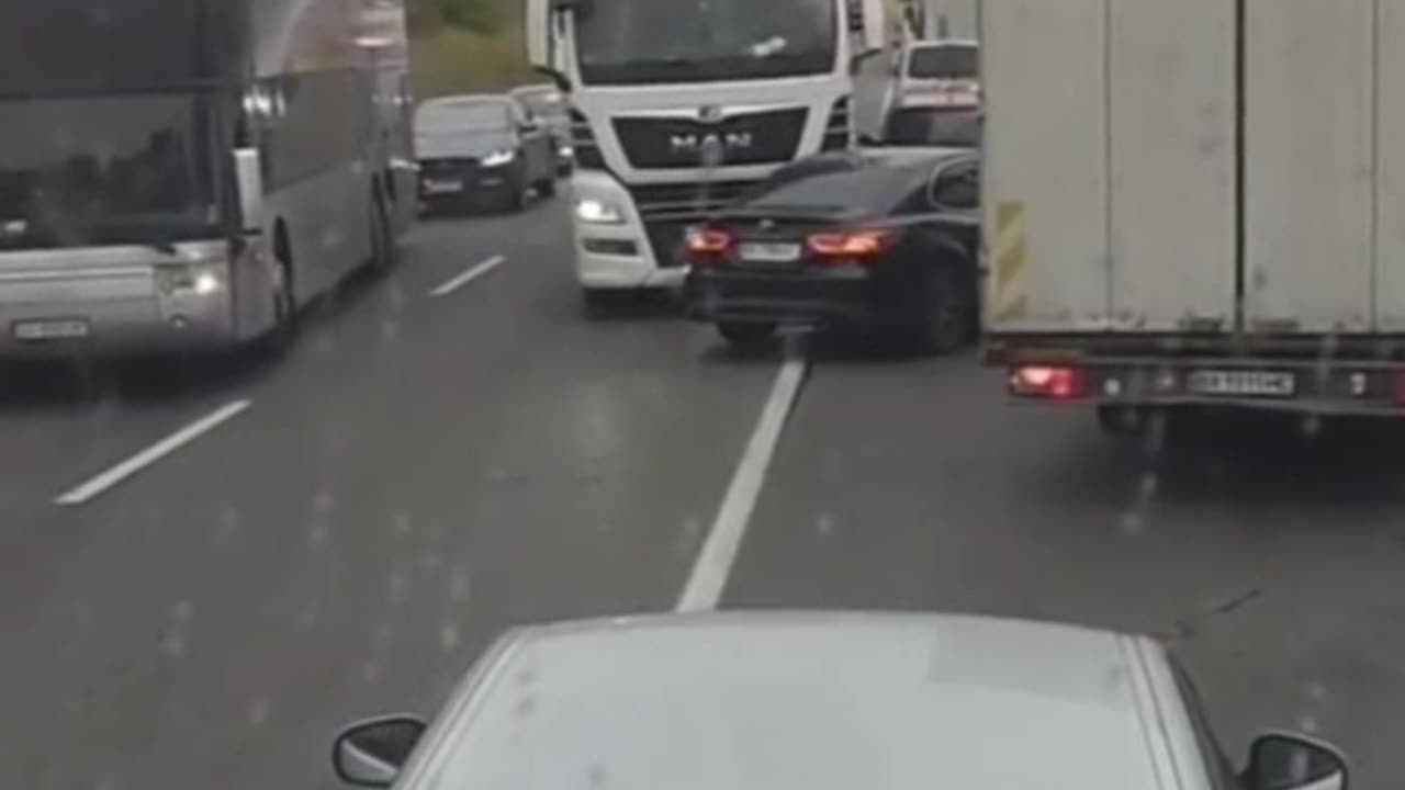 Entitled driver got a lesson from a truck driver