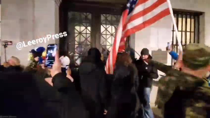 New Yorkers showed up outside of the mayor's office - Demand end to mandates