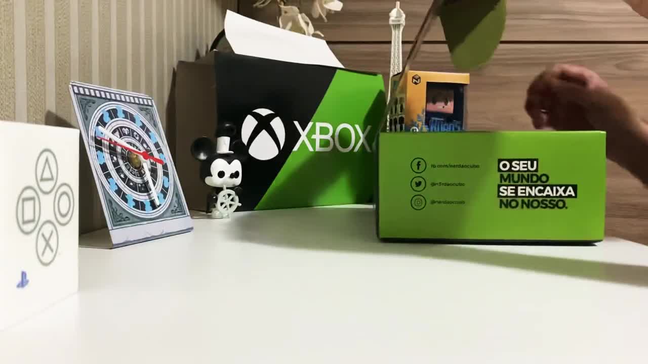 NERD CULTURE IN BRAZIL, OPENING A BOX.