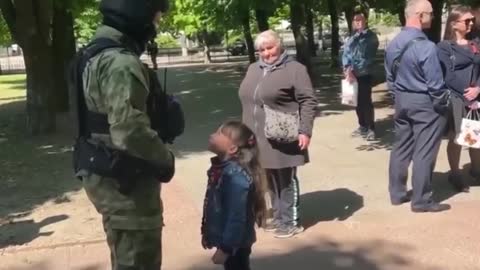 Malá holčička popřála ruským vojákům bránícím Donbas hodně štěstí