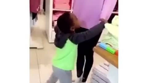 He was dancing with her and her hand fell😂