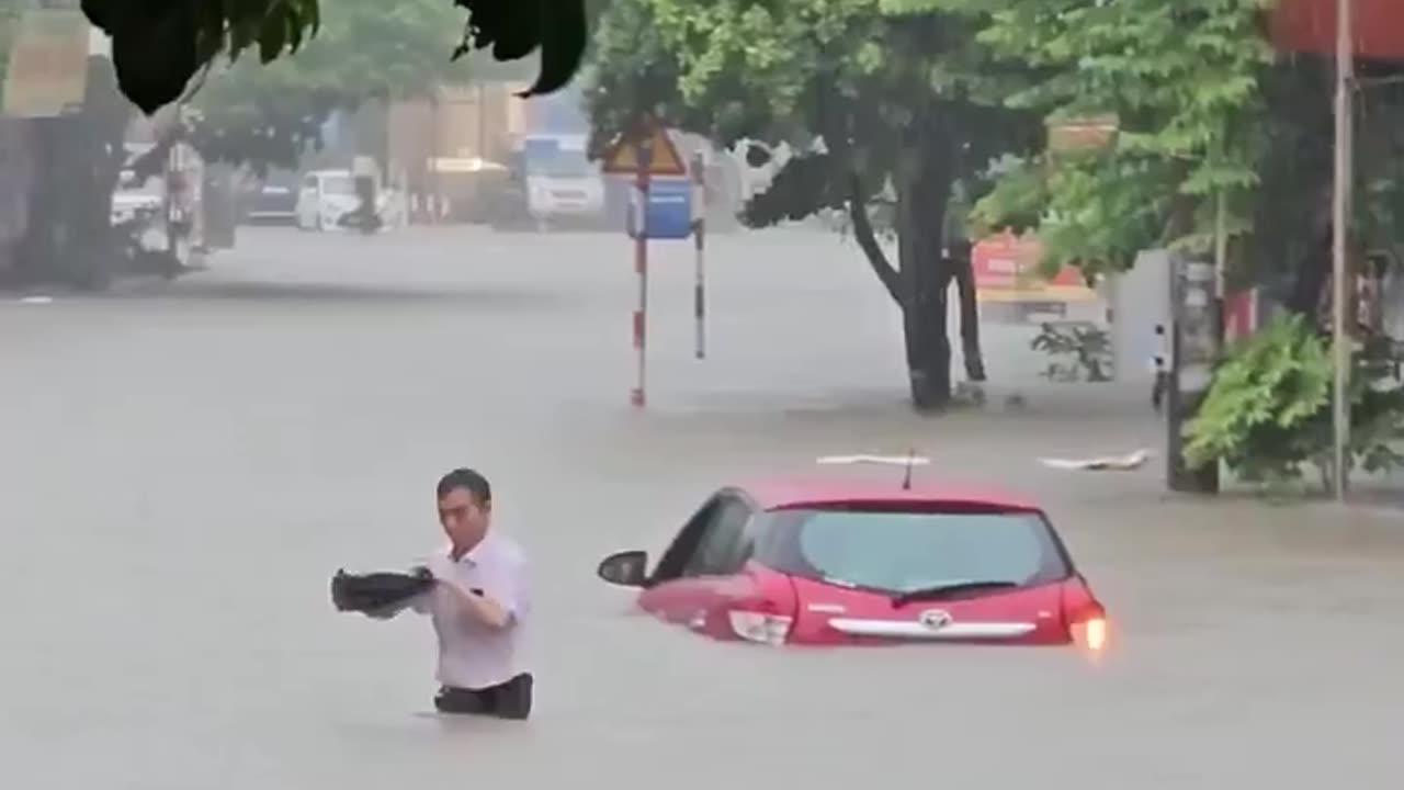 Continuous heavy rain in northern Vietnam leads to severe flooding in Thai Nguyen City