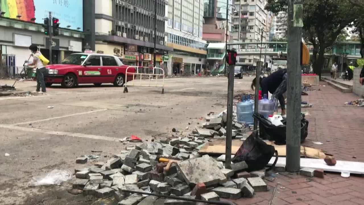 Pekín cuestiona la independencia judicial de Hong Kong, donde sigue el caos