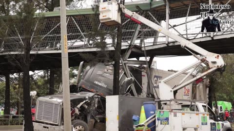 Tránsito en el Anillo Periférico continúa afectado por tráiler accidentado el domingo