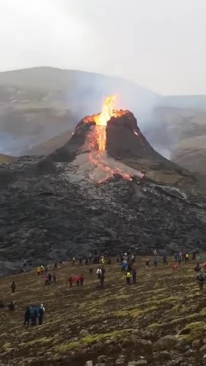 Islandia volcano erupts