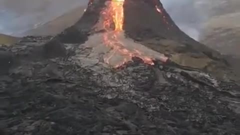 Islandia volcano erupts