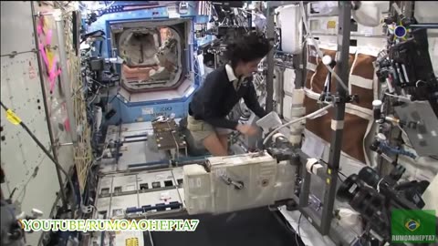 Life on Board the International Space Station: from launch to return - A vida na es..