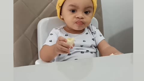 Bebê comendo frutas