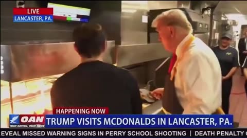 TT. Donald J. Trump đang chiên khoai tây tại một cửa tiệm McDonald's ở Lancaster Pennsylvania❤️❤️❤️