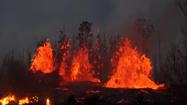 Astonishing Fissure Captured in Hawaii