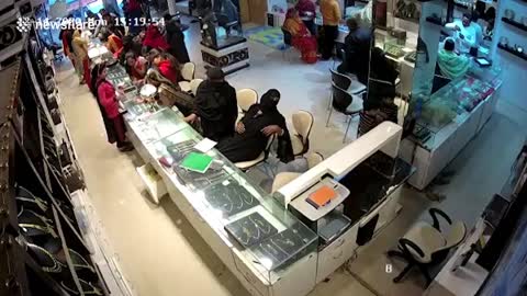 Burqa-clad women use children to steal jewelry worth thousands out of shop counter in India