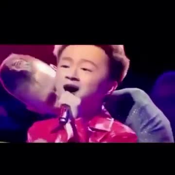 Johnny de Mol likt graag aan kinderen