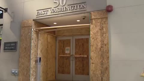 Downtown Chicago businesses board up ahead of DNC